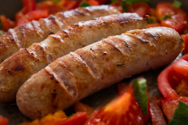 grilovaná klobása na grilu